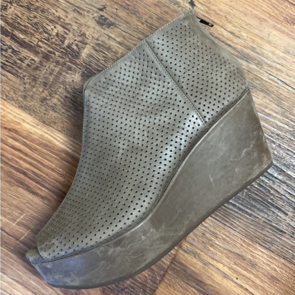 Chocolate Blu wedges